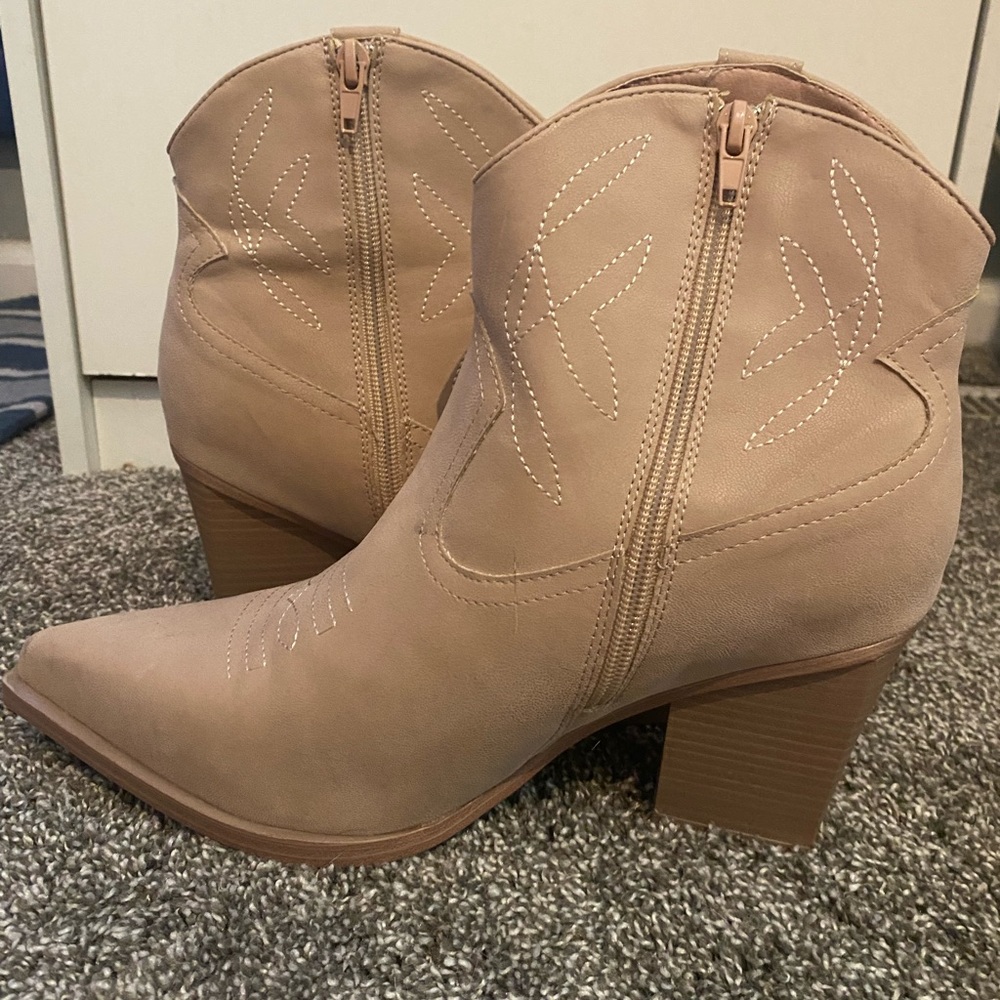 Arula Western Ankle Boots